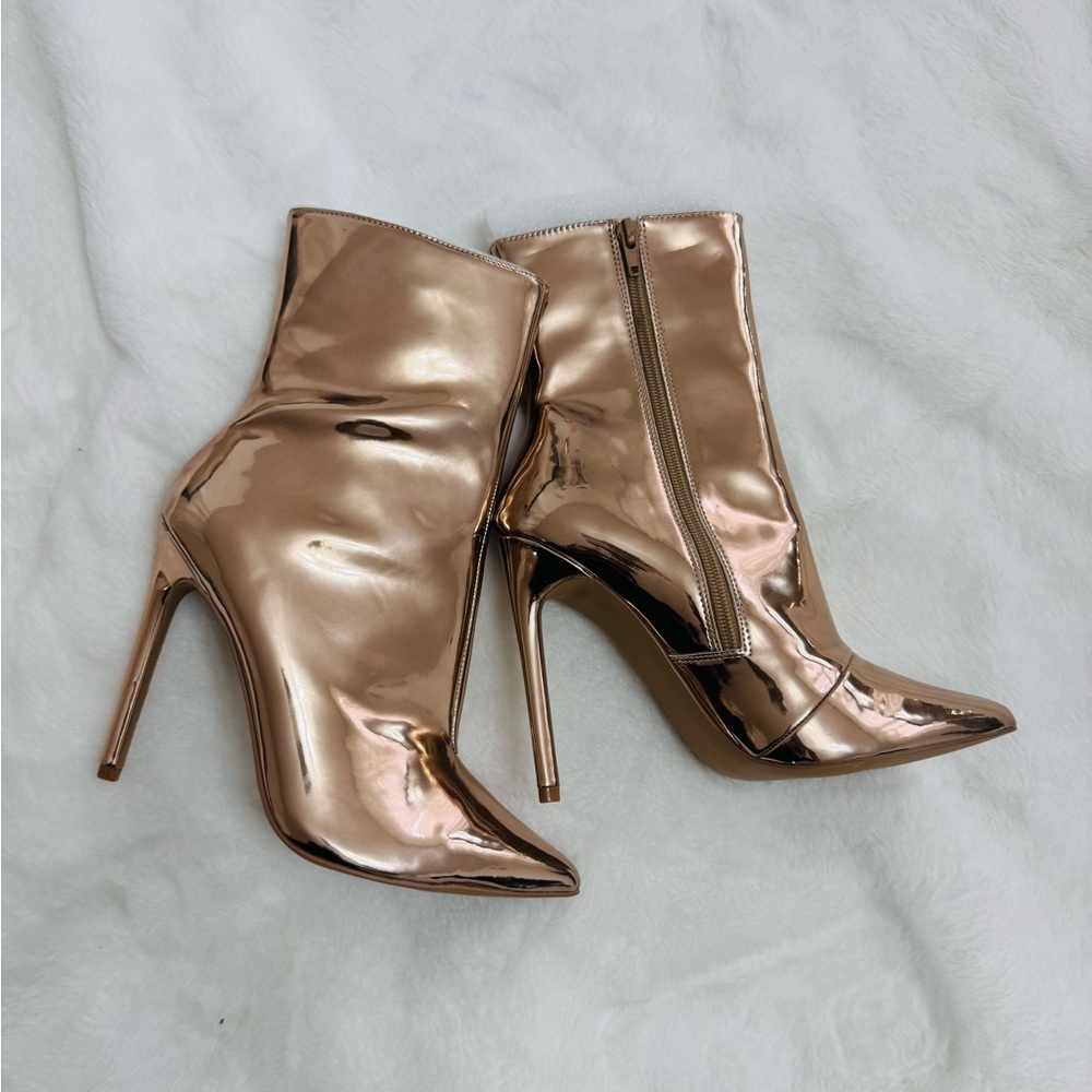 Steve Madden Wagner Boots size 8 rose gold